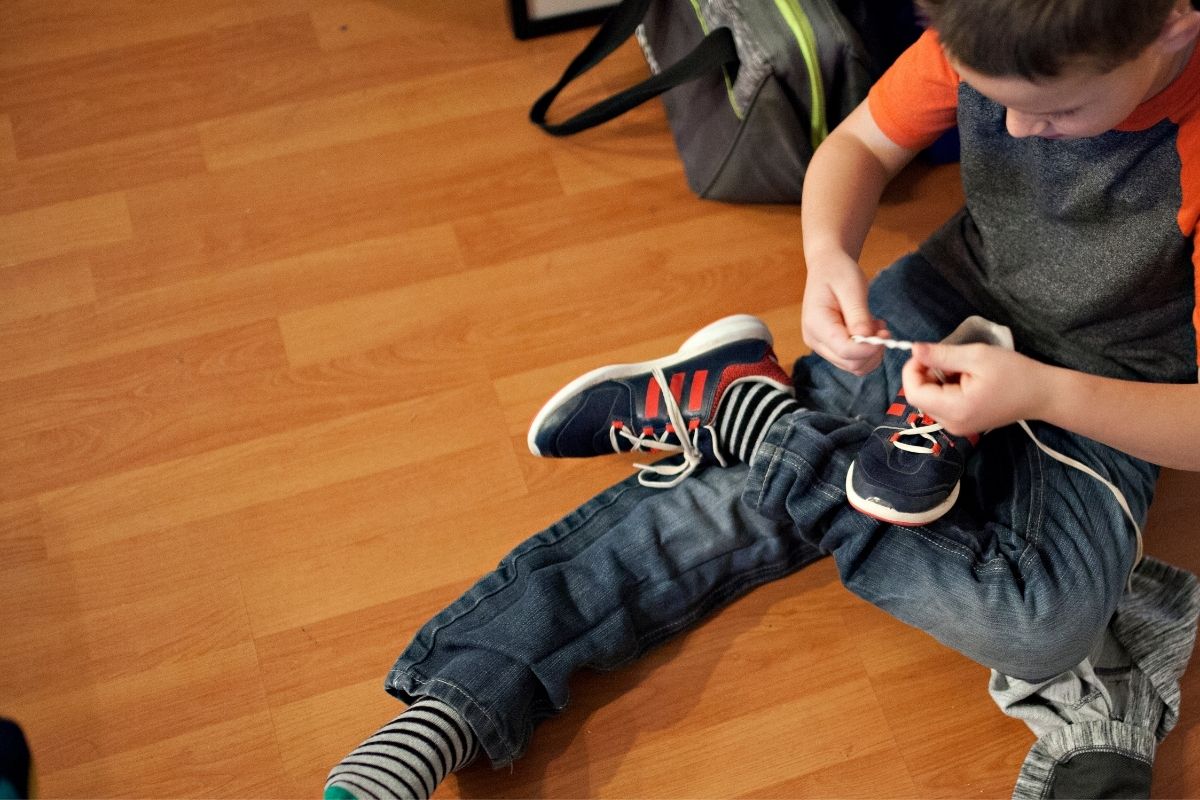 How To Teach A Kid To Tie Shoes (1)